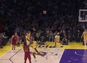 开云体育-詹姆斯再现神来之笔，湖人横扫对手