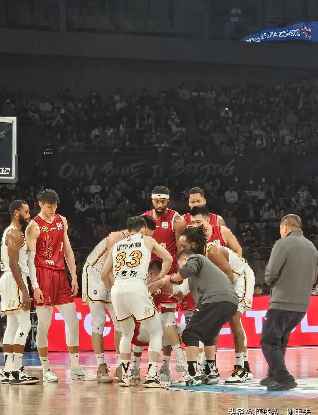 北京帝王对战辽宁丹东队,场上激烈角逐 北京帝王对战辽宁丹东队,场上激烈角逐