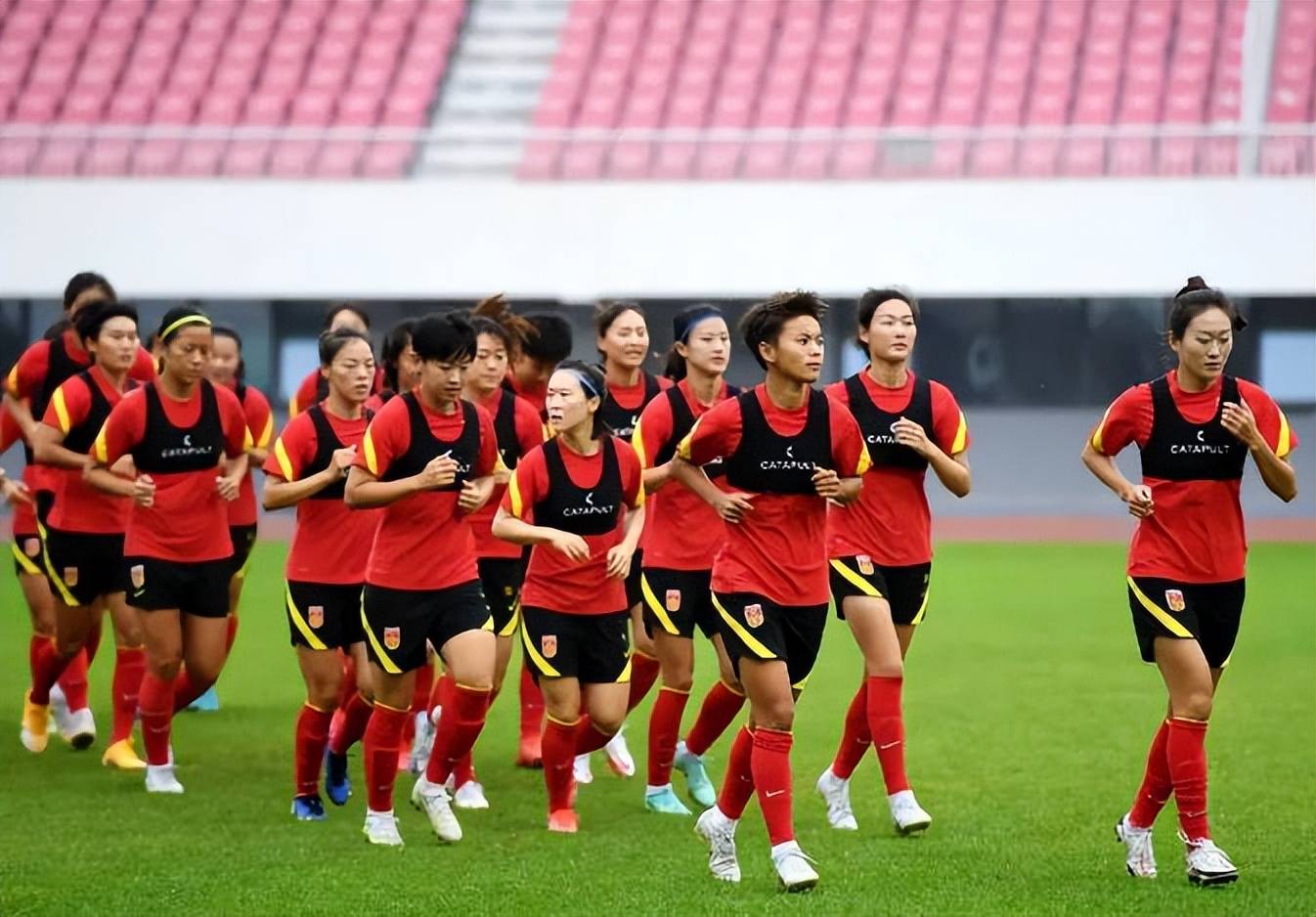 女足比赛中球队全力以赴,争取成功 女足比赛中球队全力以赴,争取成功