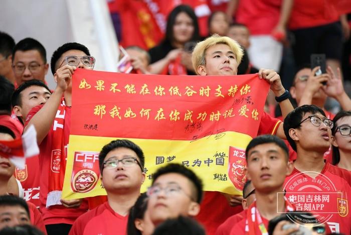 包含球迷疯狂加油助威,现场气氛火爆异常的词条 包含球迷疯狂加油助威,现场气氛火爆异常的词条