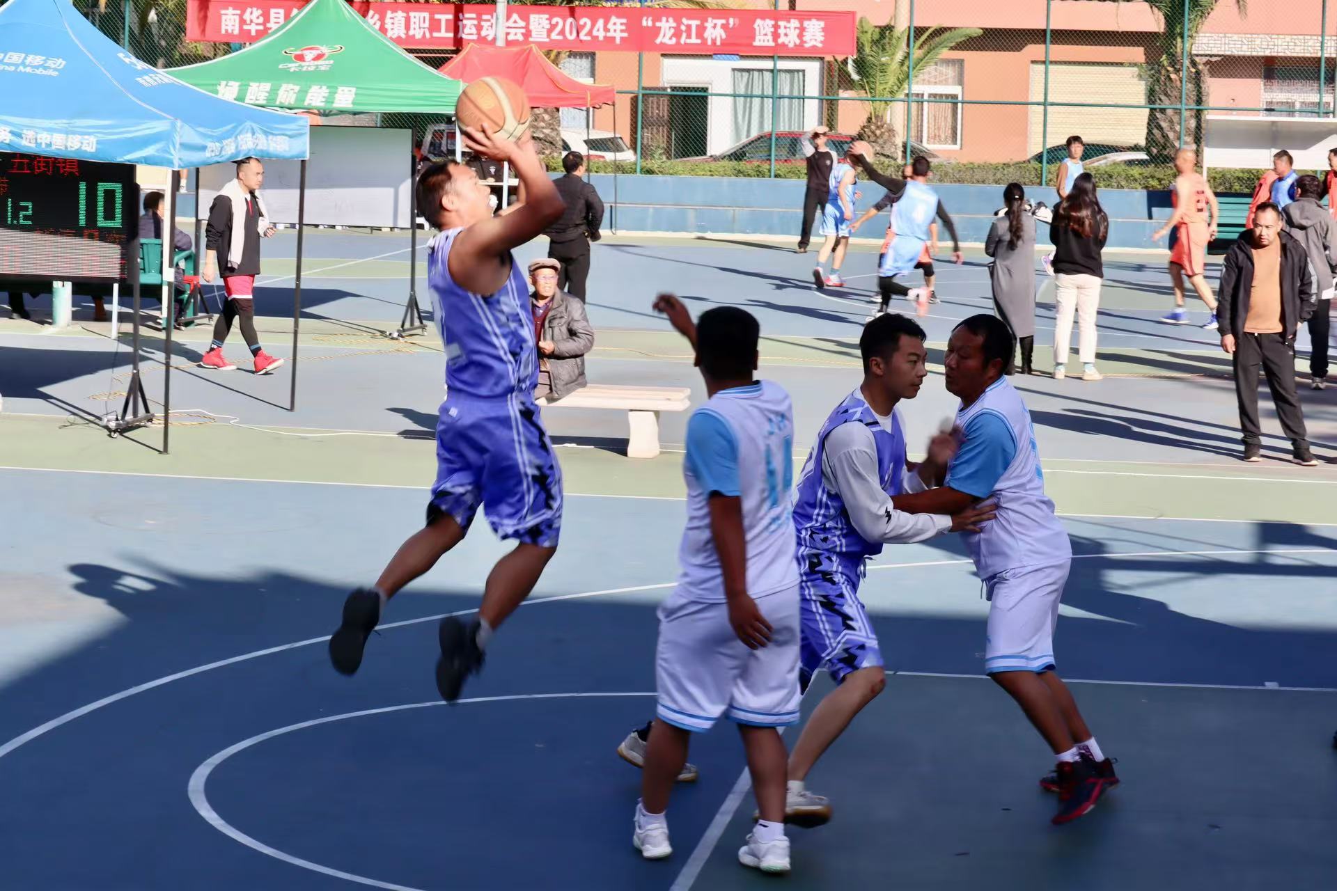 来势汹汹的球队将参加国内篮球联赛半决赛的简单介绍