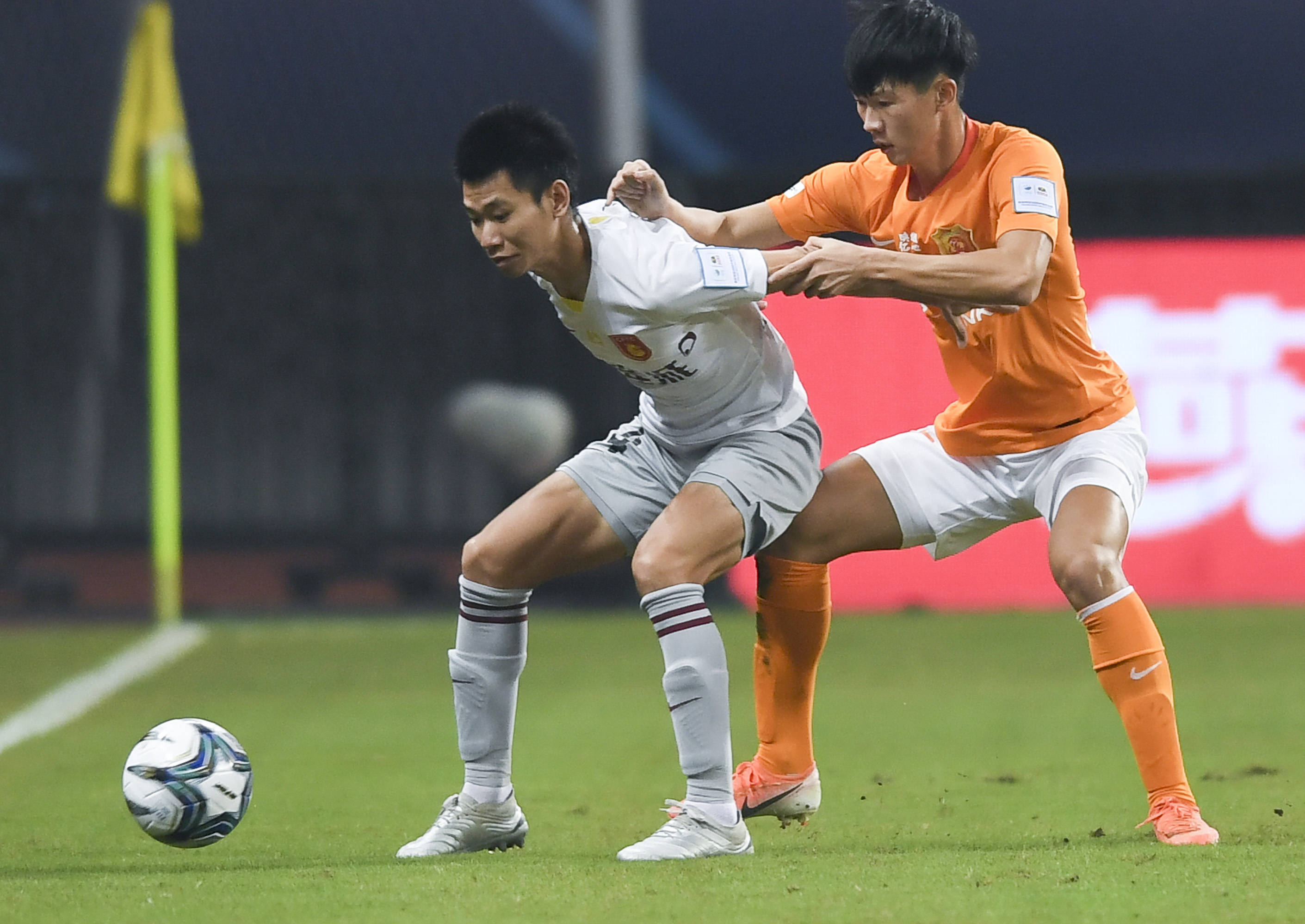 包含河北华夏幸福迎战武汉卓尔，全力保持不败的词条