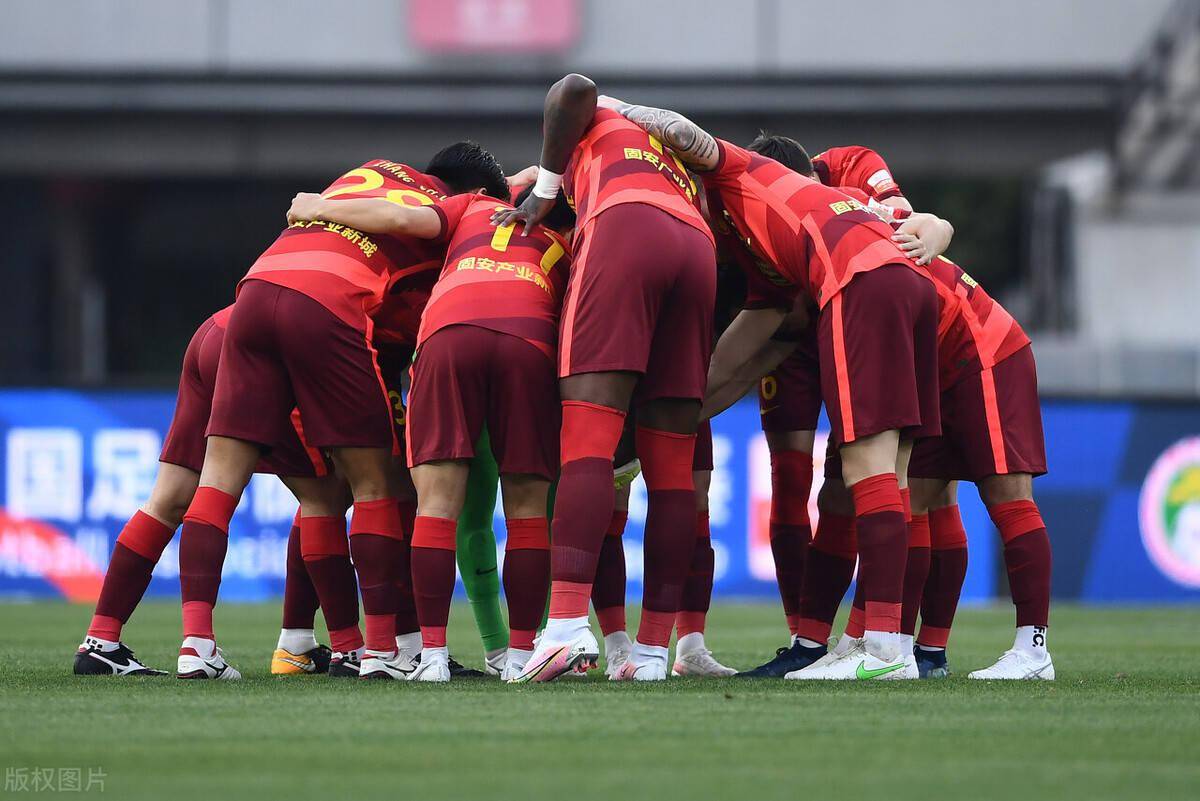 包含河北华夏幸福迎战武汉卓尔，全力保持不败的词条