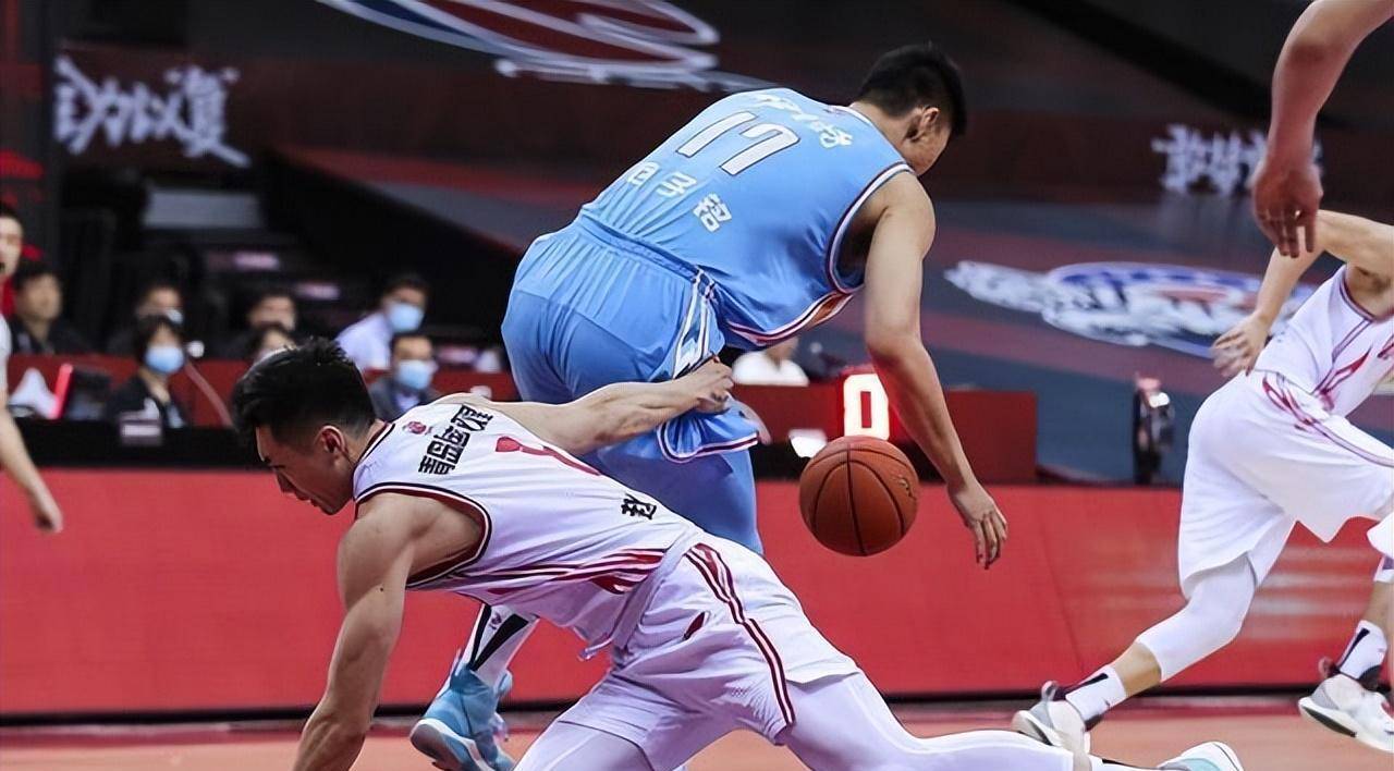 篮球比赛中爆发了激烈的对抗,引人瞩目 篮球比赛中爆发了激烈的对抗,引人瞩目