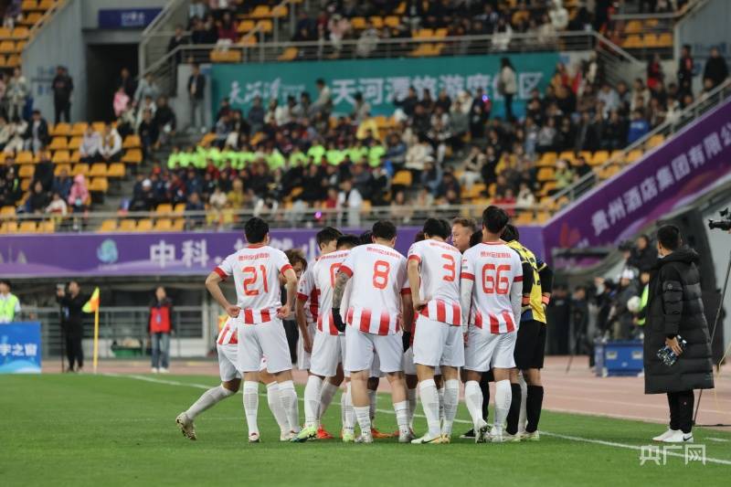 包含足球赛事精彩纷呈，球迷热情高涨的词条