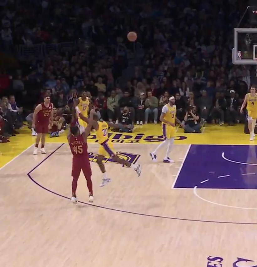 詹姆斯再现神来之笔,湖人横扫对手 詹姆斯再现神来之笔,湖人横扫对手