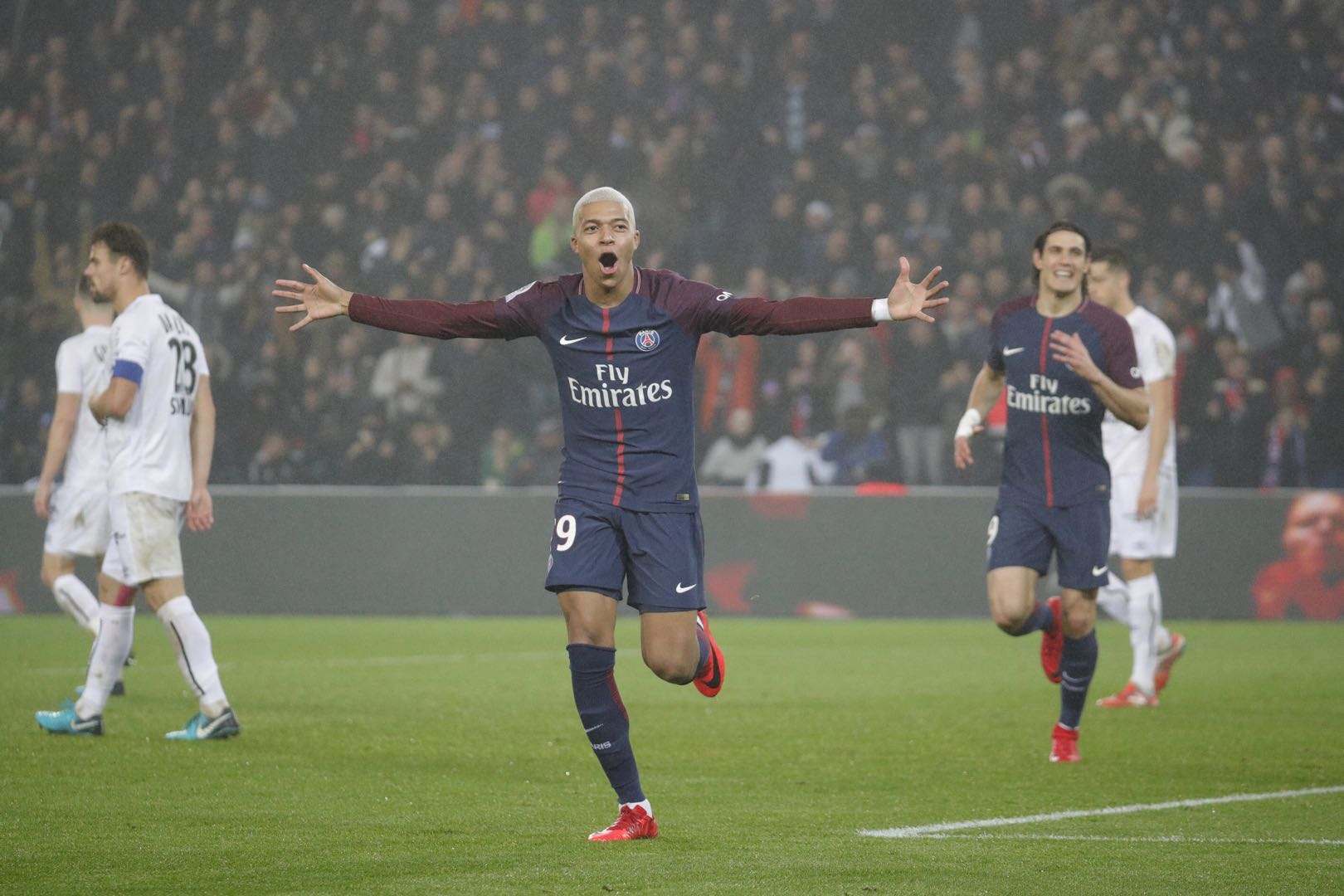 包含蒙彼利埃主场不敌巴黎圣日耳曼，遭遇溃败的词条