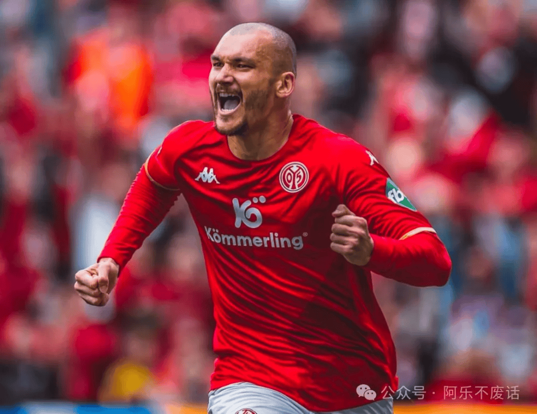 美因茨队在联赛中努力奋斗,最终获胜 美因茨队在联赛中努力奋斗,最终获胜