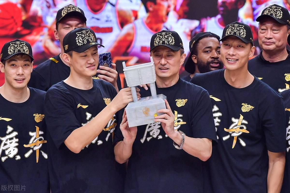 新晋球星赢得球迷喝彩，燃爆赛场！