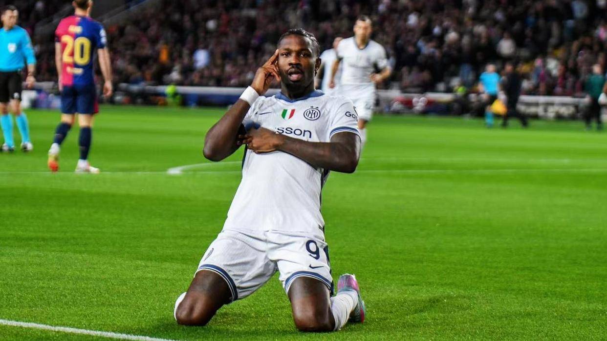 包含比利亚雷亚尔战平对手，暂居中游位置的词条