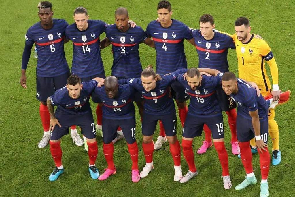 紧张对抗,球队为荣誉而拼搏 紧张对抗,球队为荣誉而拼搏