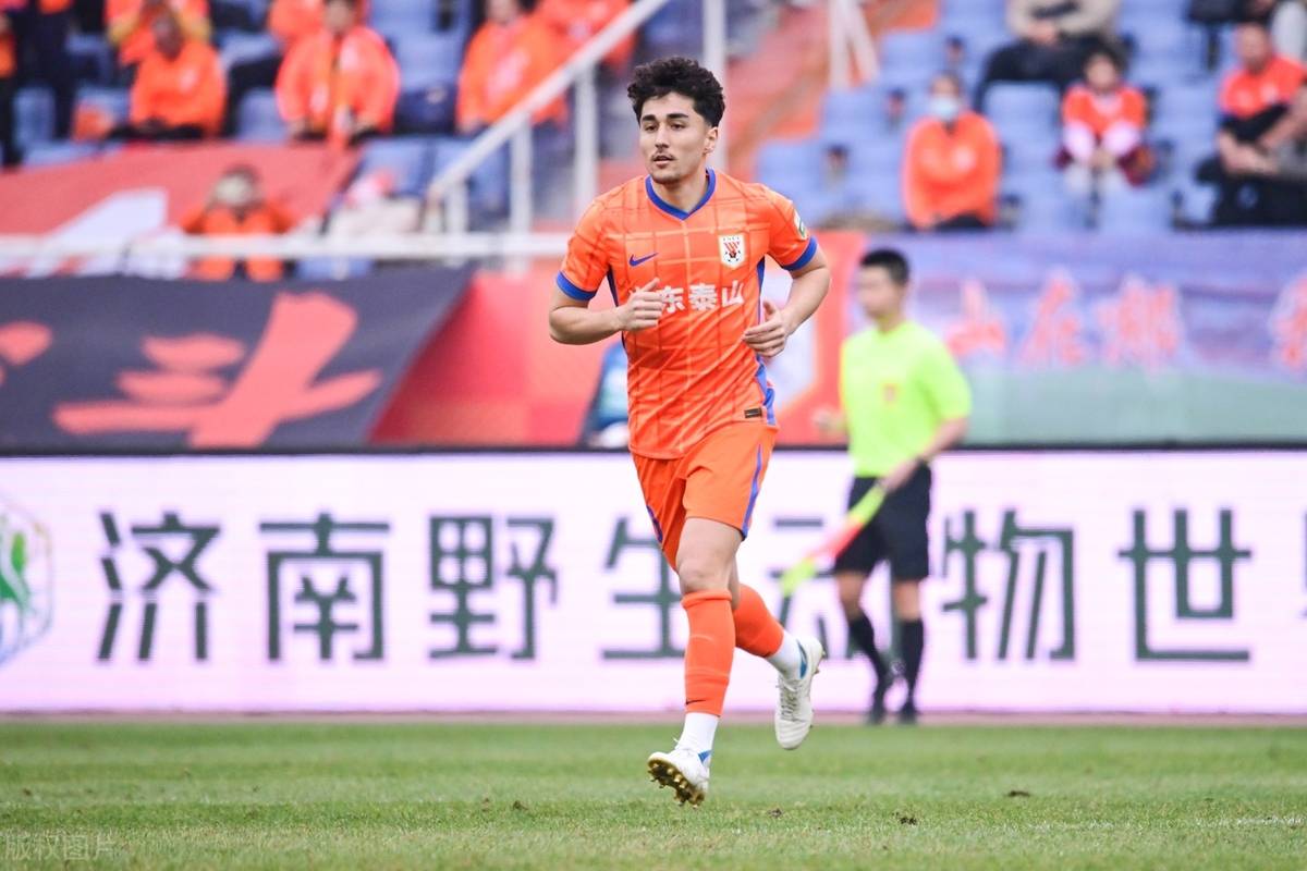 包含球队精神面貌积极，拼搏向前的词条