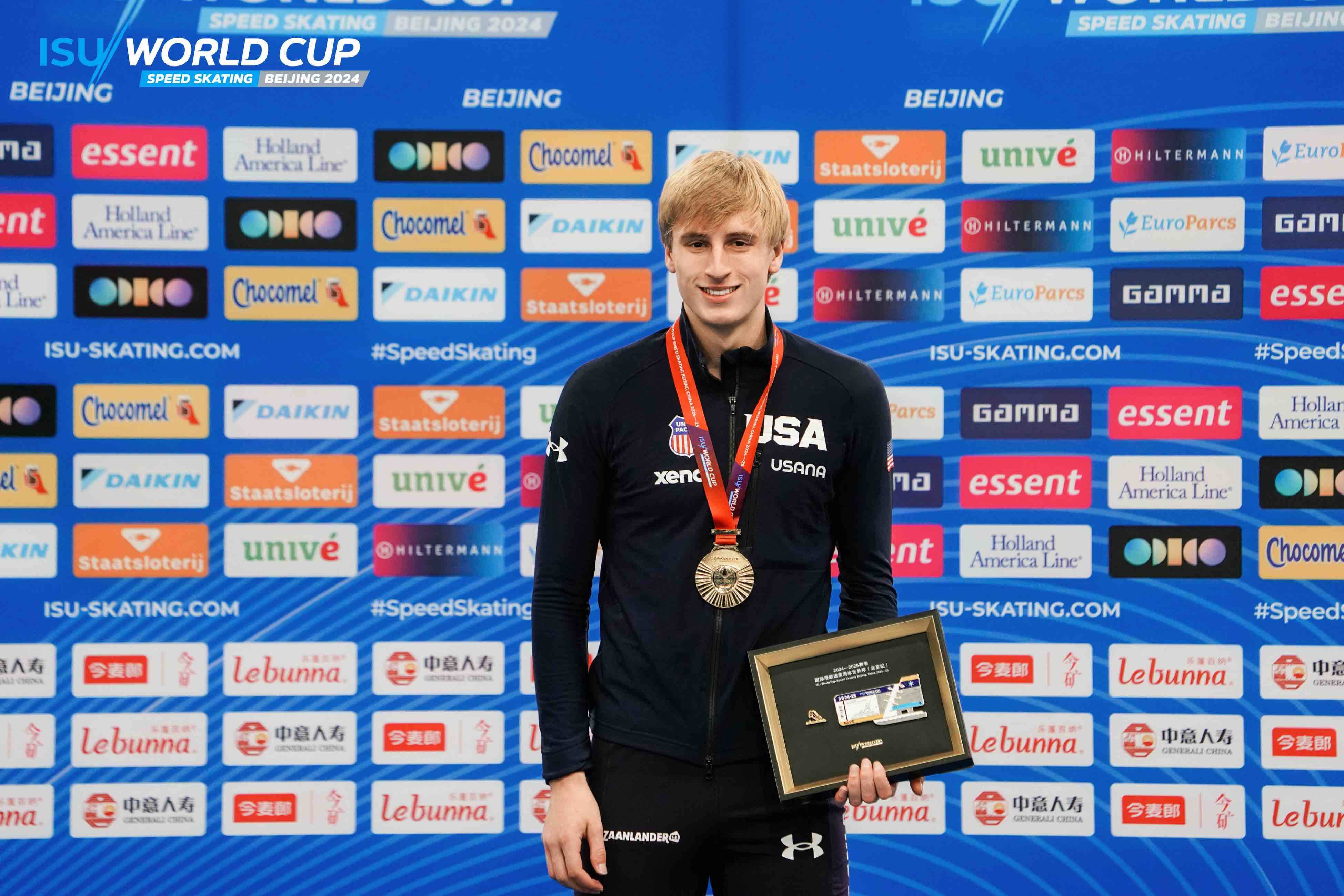 运动员创造新世界纪录，获得银牌