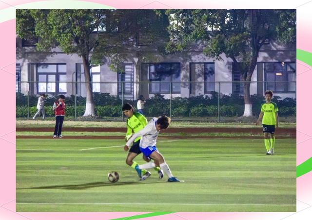 本周末的足球比赛展示了激烈的竞争 本周末的足球比赛展示了激烈的竞争