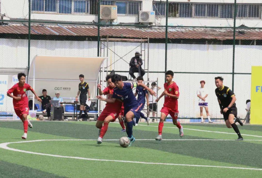 本周末的足球比赛展示了激烈的竞争 本周末的足球比赛展示了激烈的竞争