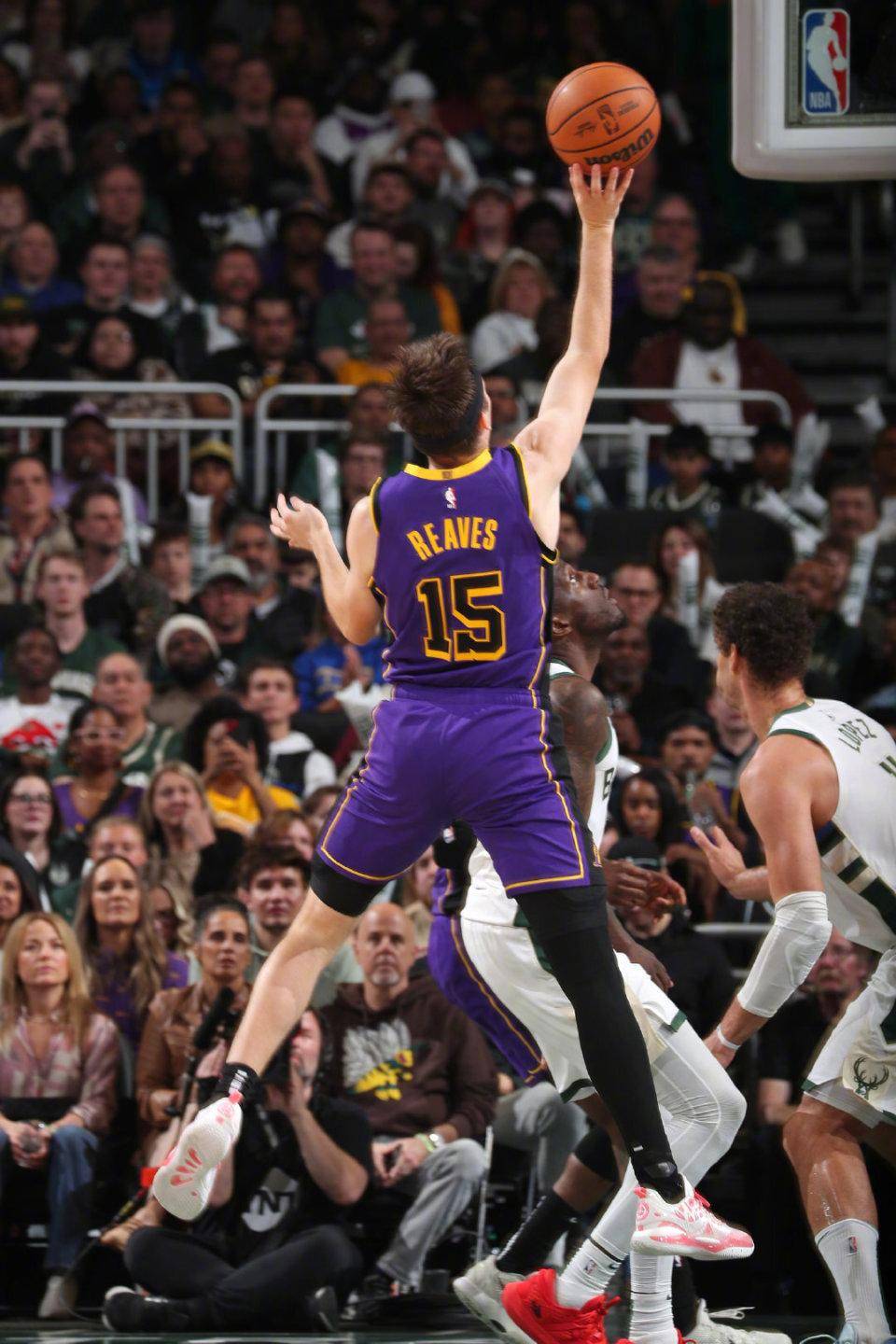 雄鹿主场战胜湖人,继续不败金身 雄鹿主场战胜湖人,继续不败金身