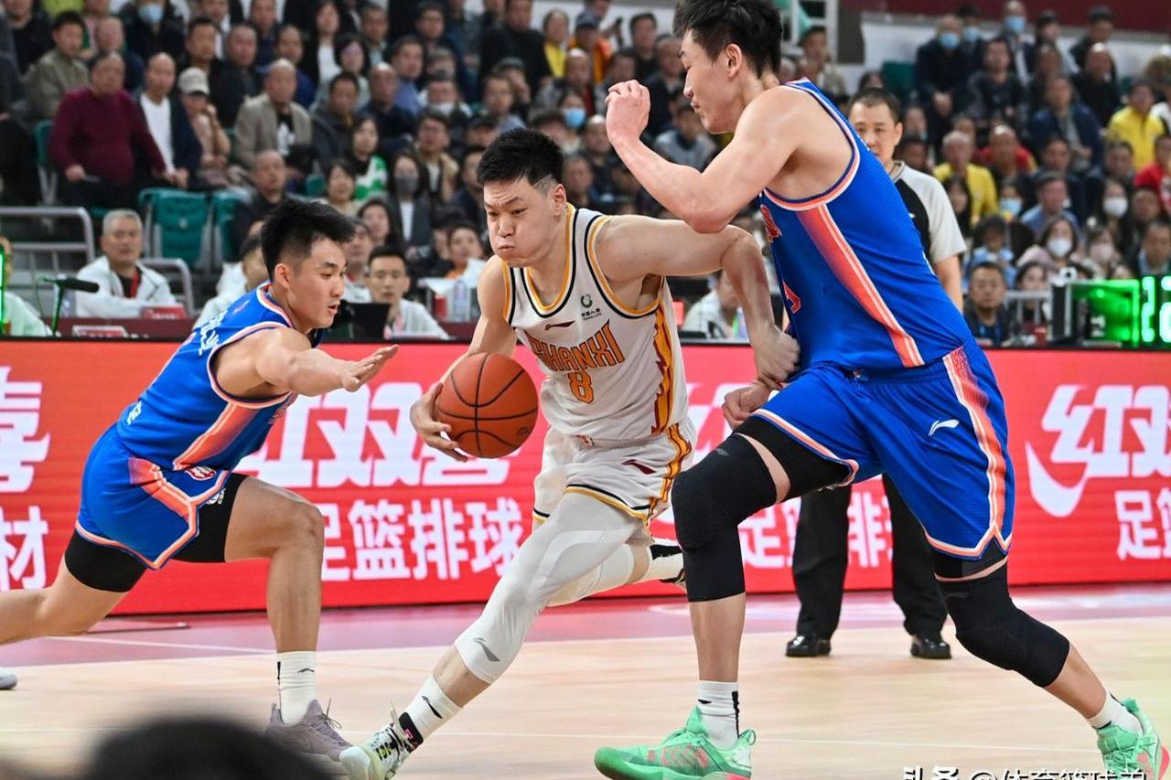 比赛中解围神勇,被誉为最出色防守球员 比赛中解围神勇,被誉为最出色防守球员