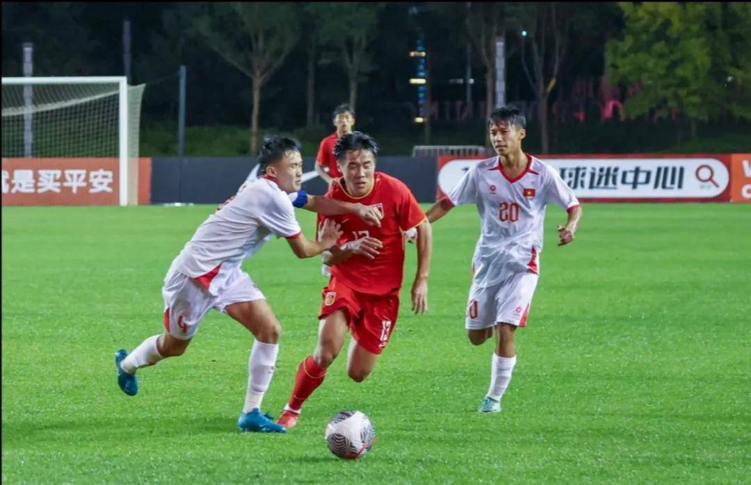 比赛中解围神勇,被誉为最出色防守球员 比赛中解围神勇,被誉为最出色防守球员