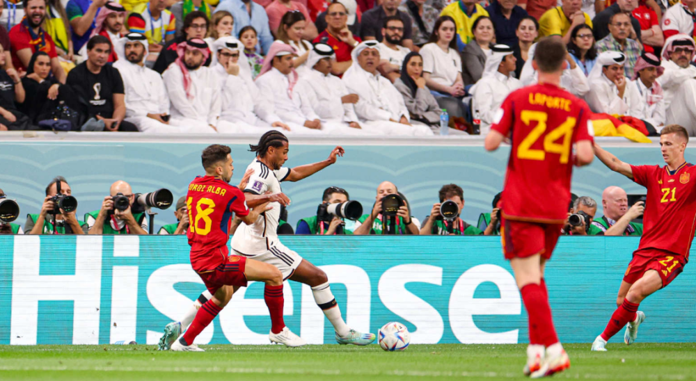 格策打进关键进球,带领球队逆袭战胜对手 格策打进关键进球,带领球队逆袭战胜对手