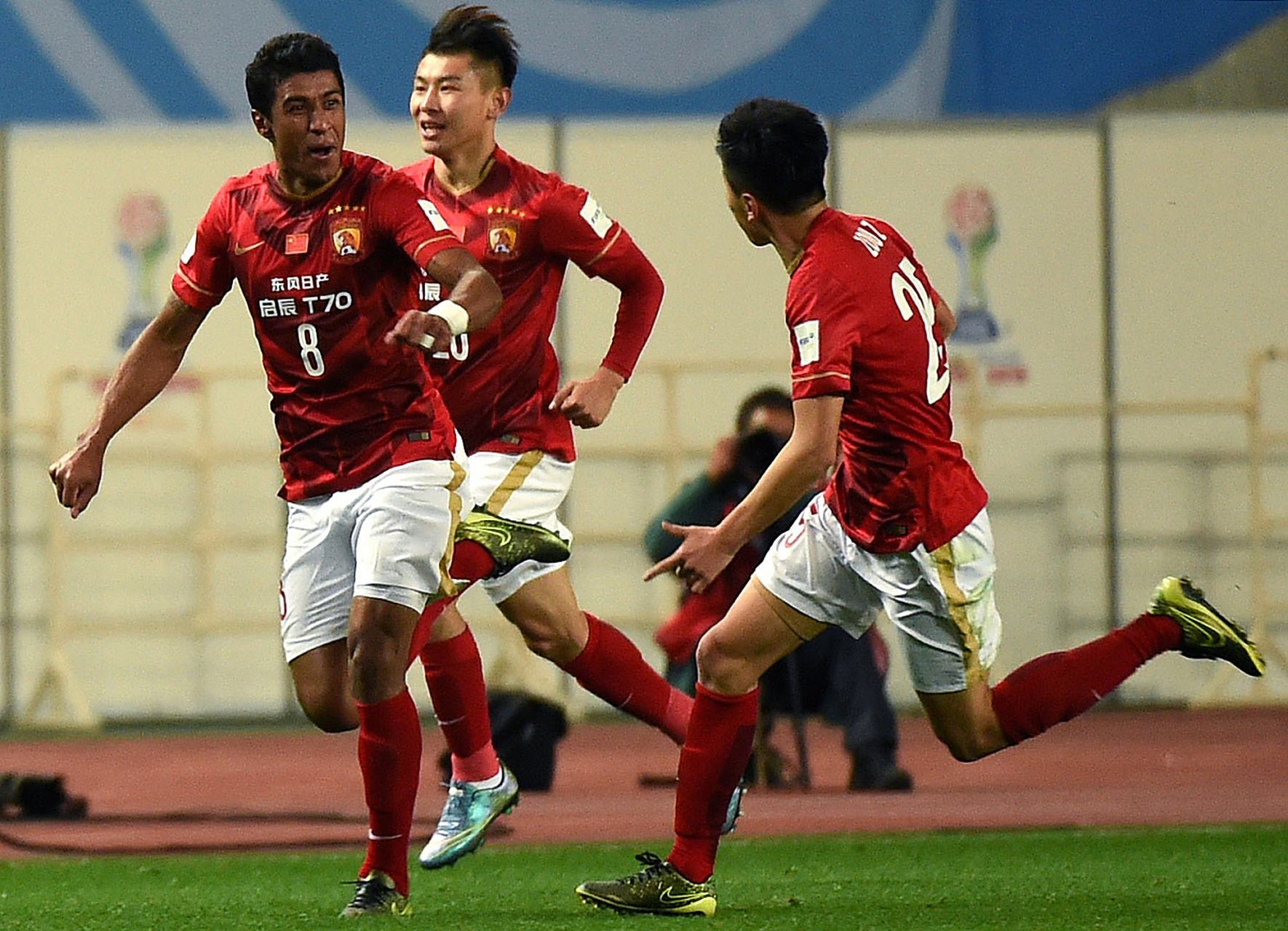 紧张比赛中大放异彩,球队最终夺冠取胜 紧张比赛中大放异彩,球队最终夺冠取胜