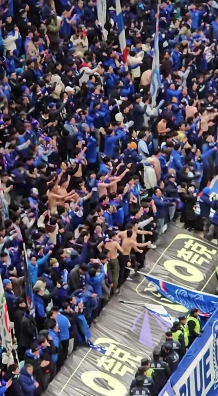 包含比赛现场球员身体冲突,运动员羞耻撕衣的词条 包含比赛现场球员身体冲突,运动员羞耻撕衣的词条