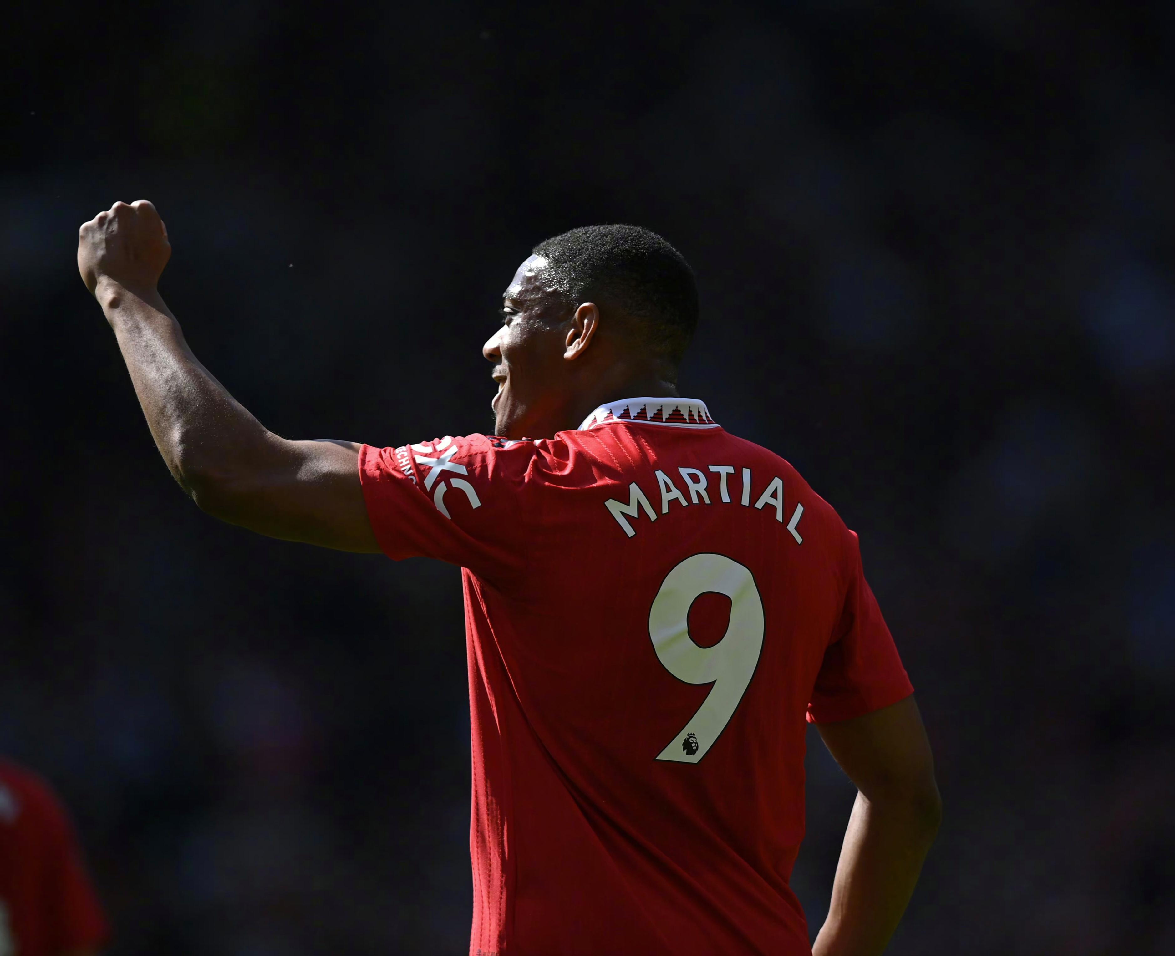 关于曼联前锋马夏尔受伤离场,成急诊状态的信息 关于曼联前锋马夏尔受伤离场,成急诊状态的信息