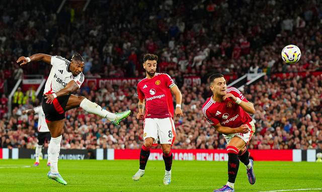 包含利物浦不敌曼城，遭遇近期两连败的词条