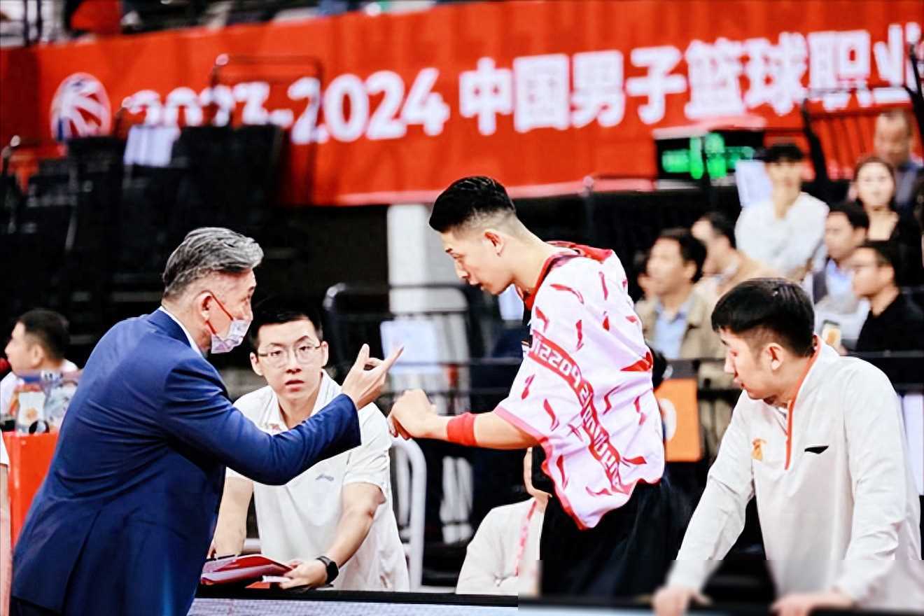 深圳队主场不敌强敌，遭遇双杀