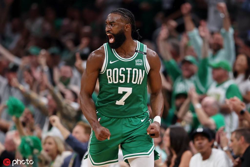 包含凯尔特人队坐拥主场，凭借团队配合夺得宝贵胜利的词条