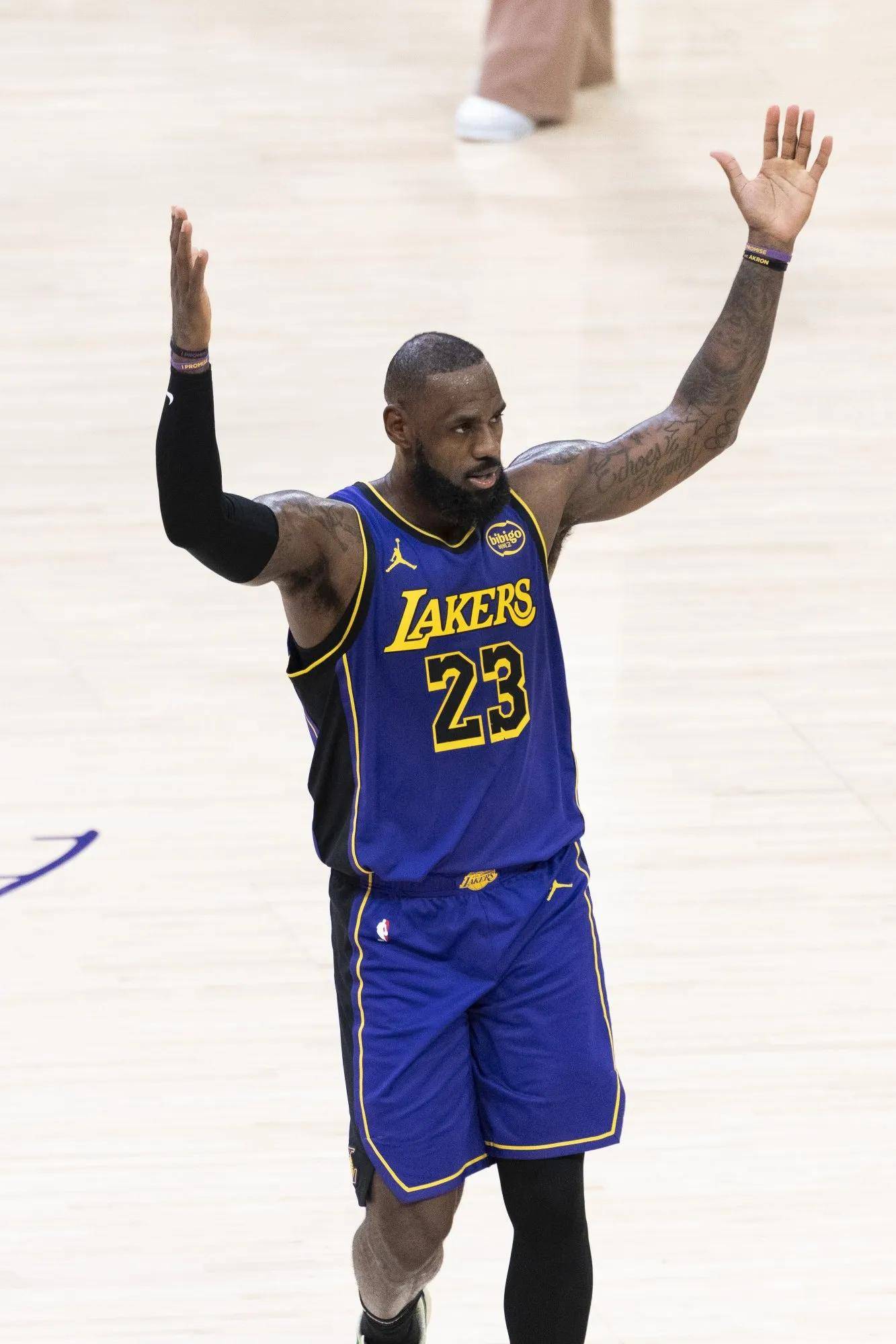 安徽九方后卫抢断成功,助球队稳住比分 安徽九方后卫抢断成功,助球队稳住比分