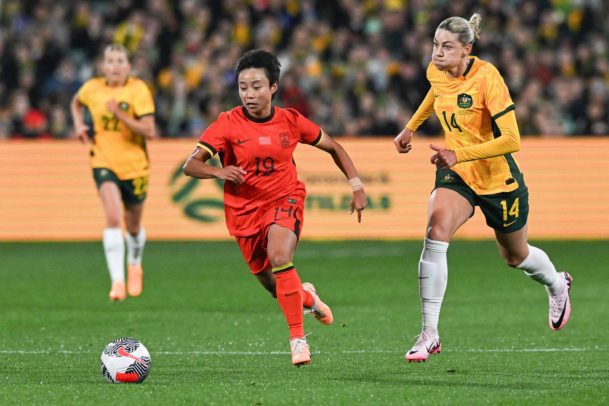 包含强强对抗!女子足球比赛场上燃情战斗的词条 包含强强对抗!女子足球比赛场上燃情战斗的词条