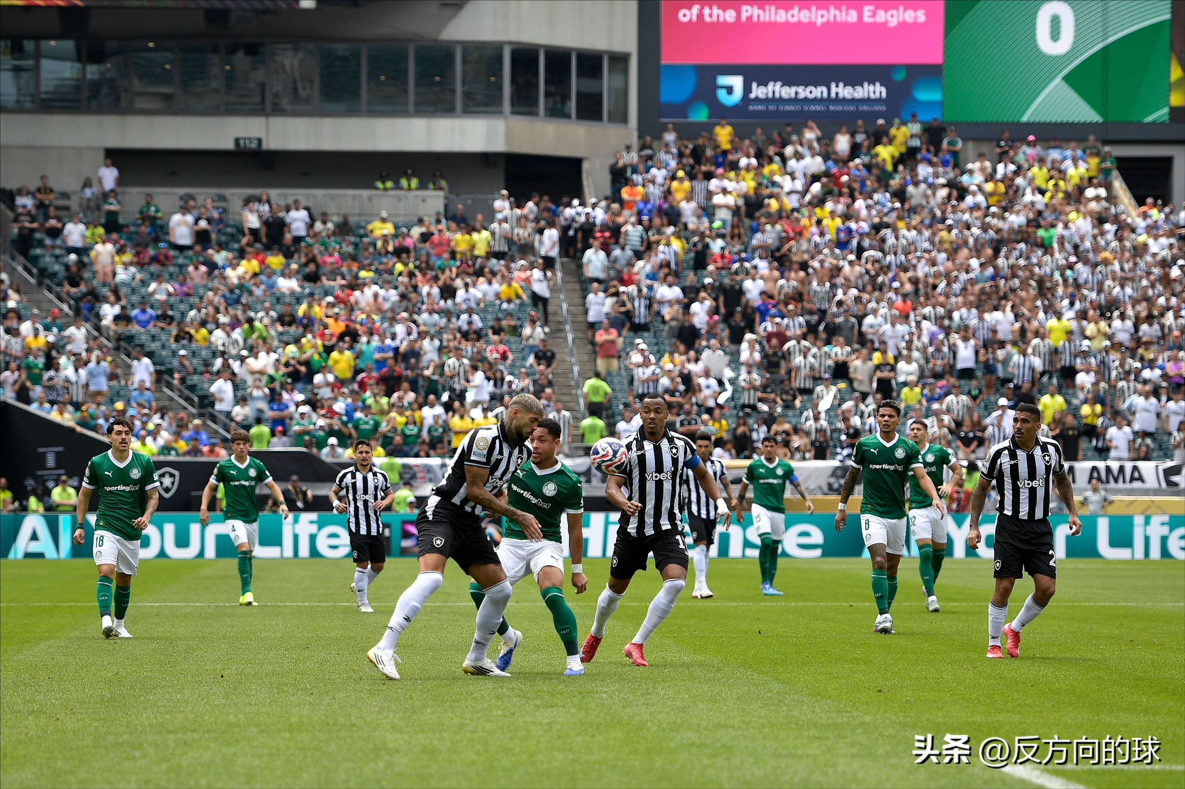 足球赛场上的精彩对决引发热烈讨论 足球赛场上的精彩对决引发热烈讨论