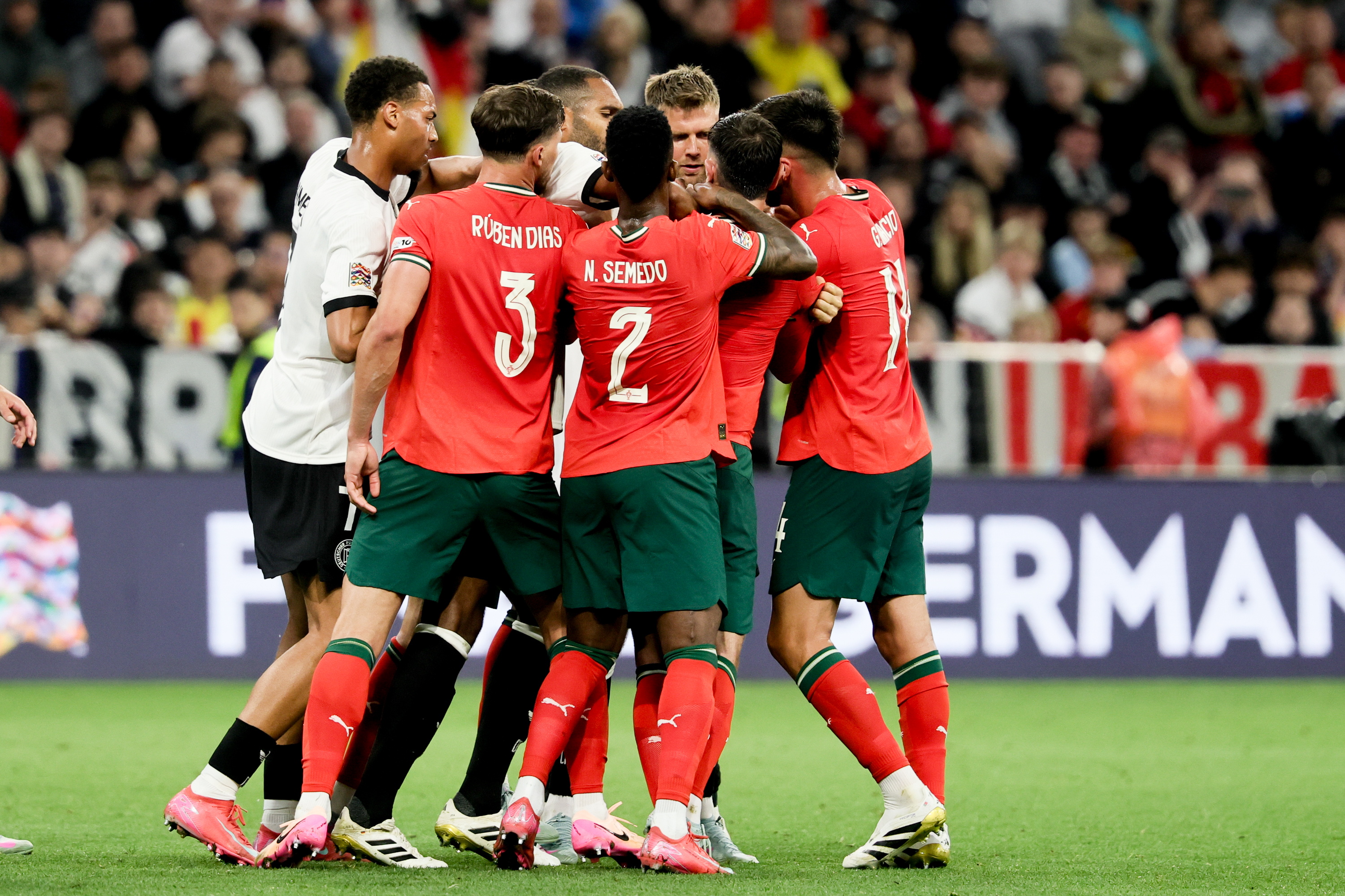 关于葡萄牙与荷兰将在欧洲杯四分之一决赛上对碰的信息 关于葡萄牙与荷兰将在欧洲杯四分之一决赛上对碰的信息