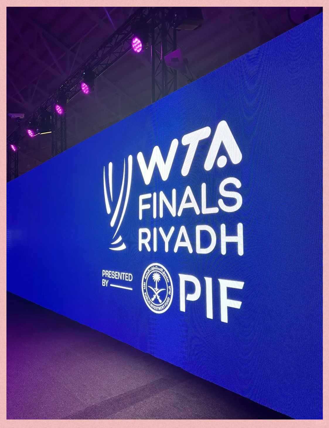 关于足球巨星对决精彩绝伦：全场观众热情高涨的信息