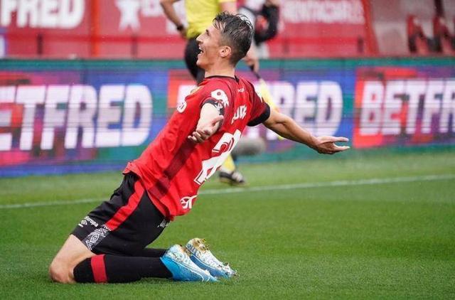 荷兰队以惊人表现赢得欧预赛比赛,成功晋级 荷兰队以惊人表现赢得欧预赛比赛,成功晋级