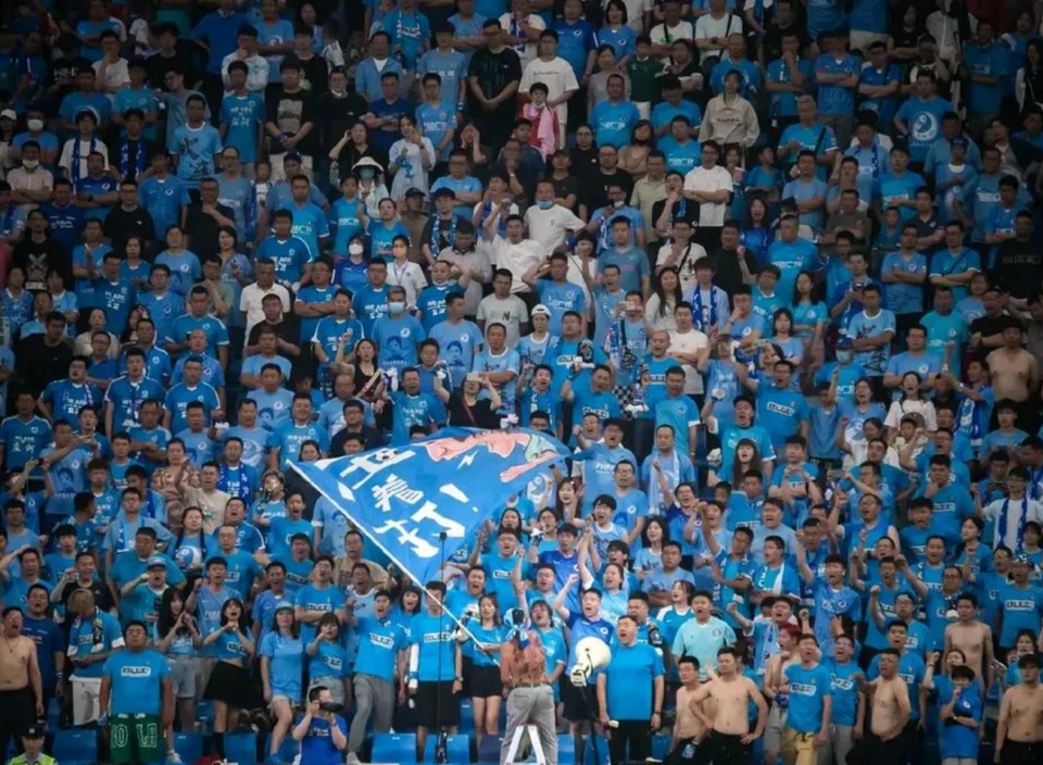 比赛现场的气氛异常火爆，球迷们激情高涨