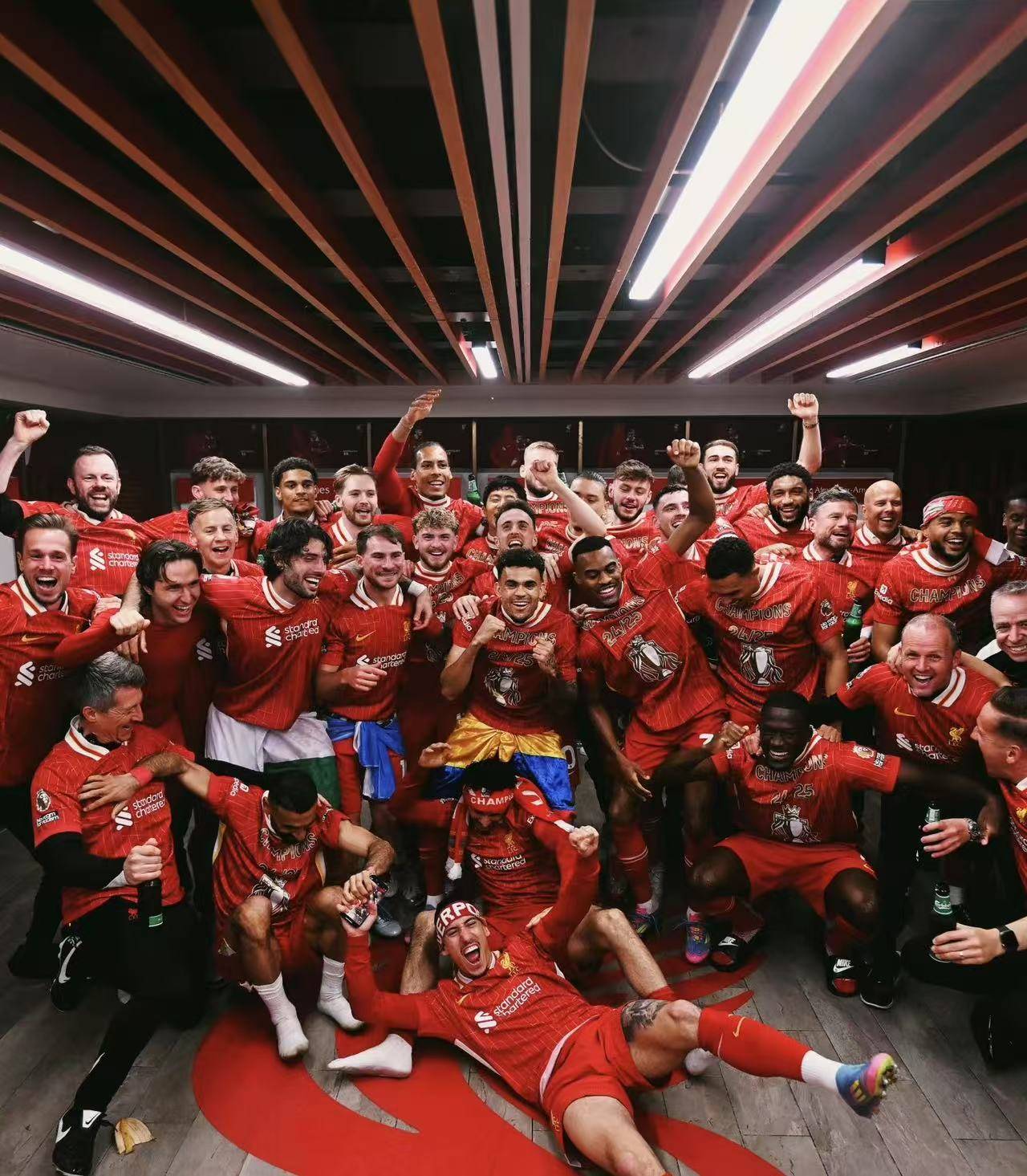 英超火爆继续,顶级球员展开激烈竞争 英超火爆继续,顶级球员展开激烈竞争