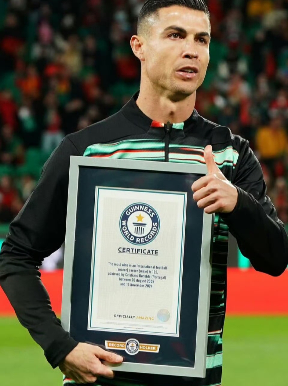 足球明星再度亮相,为球队带来胜利的希望 足球明星再度亮相,为球队带来胜利的希望