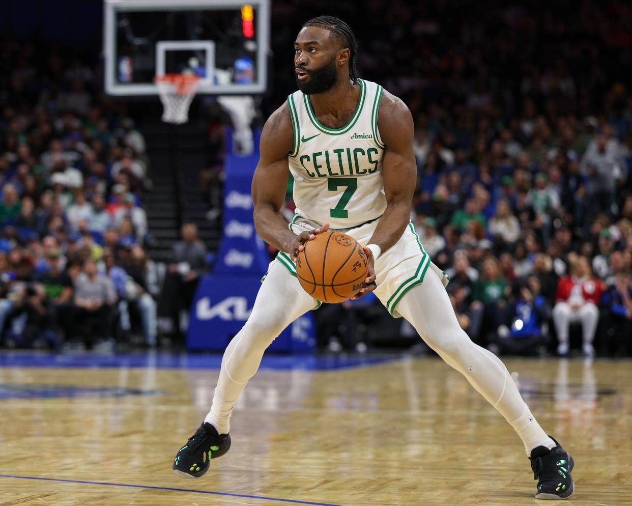 西班牙男篮完胜湖人,杰伦·布朗送出助攻的简单介绍 西班牙男篮完胜湖人,杰伦·布朗送出助攻的简单介绍